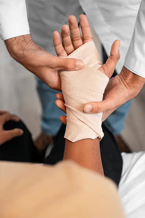 orthopaedie-dortmund-mvz-krause-content Orthopädie im mvz-krause in Dortmund. Untersuchung einer verstauchten Hand.